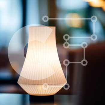 Intra Συλλεκτικό Ξύλινο Παζλ Plywood  4mm - Λευκό φωτιστικό σε ξύλινο τραπέζι σε δωμάτιο με χαμηλό φωτισμό Σε Ξύλινο Κουτί - Διαστάσεις Puzzle: 10x10 cm – 25 κομμάτια - Image 1