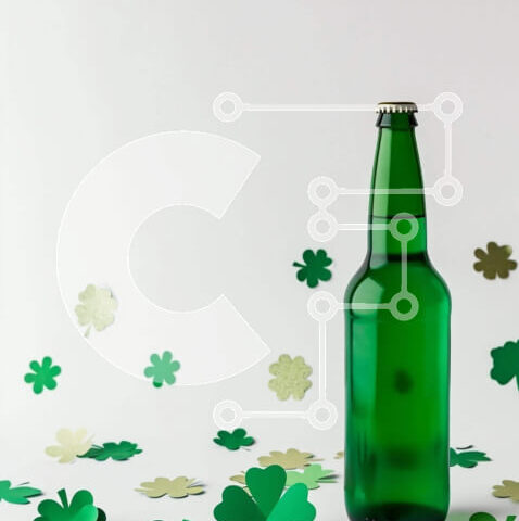 Intra Συλλεκτικό Ξύλινο Παζλ Plywood 4mm - Πράσινο μπουκάλι μπύρας ημέρας του Αγίου Πατρικίου με φύλλα τριφυλλιού Σε Ξύλινο Κουτί - Διαστάσεις: 10x10 cm – 25 κομμάτια - Image 1
