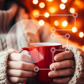 Intra Συλλεκτικό Ξύλινο Παζλ Plywood  4mm - Γυναίκα που κρατά ένα διακοσμημένο κόκκινο φλιτζάνι καφέ σε ένα ζεστό χειμερινό σκηνικό Σε Ξύλινο Κουτί - Διαστάσεις Puzzle: 10x10 cm – 25 κομμάτια - Image 1