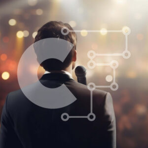 Intra Συλλεκτικό Ξύλινο Παζλ Plywood  4mm - Άνδρας που παίζει στη σκηνή μπροστά σε ένα κοινό με ένα μικρόφωνο Σε Ξύλινο Κουτί - Διαστάσεις Puzzle: 10x10 cm – 25 κομμάτια