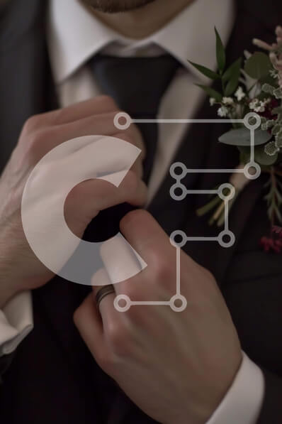 Intra Συλλεκτικό Ξύλινο Παζλ Plywood  4mm - Μπουτονιέρα προσαρμογής γαμπρού σε μαύρο κοστούμι και γραβάτα με εμφανείς βέρες Σε Ξύλινο Κουτί - Διαστάσεις Puzzle: 10x10 cm – 25 κομμάτια