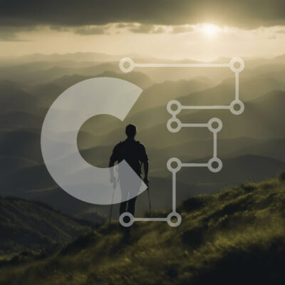 Intra Συλλεκτικό Ξύλινο Παζλ Plywood  4mm - Σιλουέτα ενός ατόμου με στύλους του σκι σε έναν χορταριασμένο λόφο με βουνά στο φόντο Σε Ξύλινο Κουτί - Διαστάσεις: 10x10 cm – 25 κομμάτια - Image 1