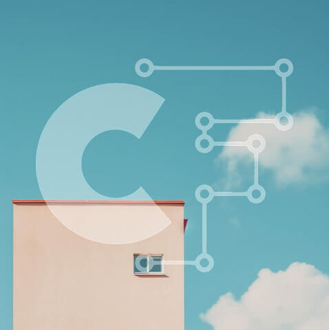 Intra Συλλεκτικό Ξύλινο Παζλ Plywood 4mm - Ροζ κτήριο με μικρό παράθυρο στον τελευταίο όροφο ενάντια στο συννεφιασμένο μπλε ουρανό Σε Ξύλινο Κουτί - Διαστάσεις Puzzle: 10x10 cm – 25 κομμάτια - Image 1