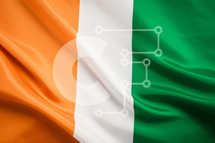 Intra Συλλεκτικό Ξύλινο Παζλ Plywood  4mm - Ιρλανδική σημαία από κοντά με λευκές, πορτοκαλί και πράσινες ρίγες στον άνεμο Σε Ξύλινο Κουτί - Διαστάσεις Puzzle: 10x10 cm – 25 κομμάτια