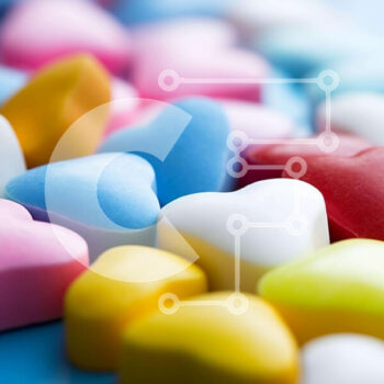 Intra Συλλεκτικό Ξύλινο Παζλ Plywood  4mm - Πολύχρωμες καραμέλες σε σχήμα καρδιάς σε μπλε επιφάνεια Σε Ξύλινο Κουτί - Διαστάσεις Puzzle: 10x10 cm – 25 κομμάτια - Image 1