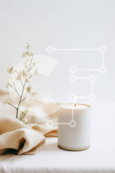 Intra Συλλεκτικό Ξύλινο Παζλ Plywood  4mm - Λευκό κερί σε μπεζ τραπεζομάντιλο με λευκό λουλούδι Σε Ξύλινο Κουτί - Διαστάσεις Puzzle: 10x10 cm – 25 κομμάτια