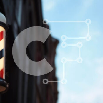 Intra Συλλεκτικό Ξύλινο Παζλ Plywood  4mm - Κουρέας κοντάρι μπροστά από ένα τούβλο κτίριο Σε Ξύλινο Κουτί - Διαστάσεις Puzzle: 10x10 cm – 25 κομμάτια - Image 1