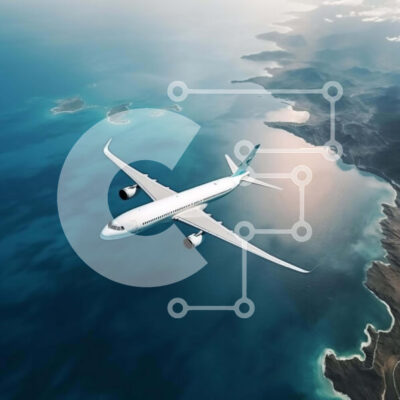 Intra Συλλεκτικό Ξύλινο Παζλ Plywood 4mm - Μεγάλο λευκό αεροπλάνο που πετά πάνω από τον ωκεανό σε εναέρια άποψη Σε Ξύλινο Κουτί - Διαστάσεις Puzzle: 10x10 cm – 25 κομμάτια - Image 1