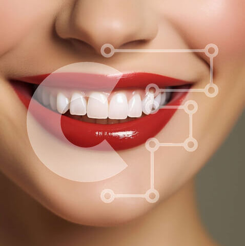 Intra Συλλεκτικό Ξύλινο Παζλ Plywood  4mm - Φωτεινό και όμορφο: Κοντινό πλάνο του χαμόγελου μιας γυναίκας με κόκκινο κραγιόν Σε Ξύλινο Κουτί - Διαστάσεις Puzzle: 10x10 cm – 25 κομμάτια - Image 1