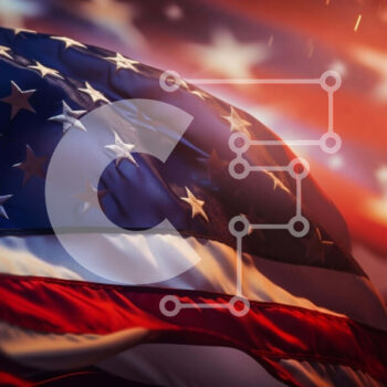 Intra Συλλεκτικό Ξύλινο Παζλ Plywood  4mm - Αμερικανική σημαία κυματίζει την ημέρα της ανεξαρτησίας Σε Ξύλινο Κουτί - Διαστάσεις: 10x10 cm – 25 κομμάτια - Image 1