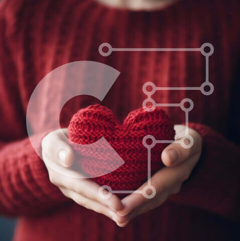 Intra Συλλεκτικό Ξύλινο Παζλ Plywood  4mm - Γυναίκα που κρατά κόκκινο πλεκτό πουλόβερ σε σχήμα καρδιάς Σε Ξύλινο Κουτί - Διαστάσεις Puzzle: 10x10 cm – 25 κομμάτια - Image 1