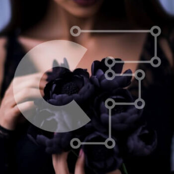 Intra Συλλεκτικό Ξύλινο Παζλ Plywood  4mm - Μυστηριώδης γυναίκα με μαύρα λουλούδια μπουκέτο Σε Ξύλινο Κουτί - Διαστάσεις Puzzle: 10x10 cm – 25 κομμάτια - Image 1