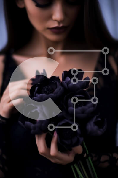 Intra Συλλεκτικό Ξύλινο Παζλ Plywood  4mm - Μυστηριώδης γυναίκα με μαύρα λουλούδια μπουκέτο Σε Ξύλινο Κουτί - Διαστάσεις Puzzle: 10x10 cm – 25 κομμάτια