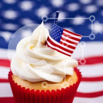 Intra Συλλεκτικό Ξύλινο Παζλ Plywood  4mm - Αμερικανική σημαία Cupcake με φόντο αμερικανική σημαία Σε Ξύλινο Κουτί - Διαστάσεις: 10x10 cm – 25 κομμάτια - Image 1