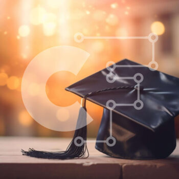 Intra Συλλεκτικό Ξύλινο Παζλ Plywood  4mm - Καπάκι αποφοίτησης σε ξύλινο τραπέζι με έντονα φώτα Σε Ξύλινο Κουτί - Διαστάσεις Puzzle: 10x10 cm – 25 κομμάτια - Image 1