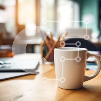 Intra Συλλεκτικό Ξύλινο Παζλ Plywood  4mm - Λευκό φλιτζάνι καφέ και φορητό υπολογιστή στο ξύλινο γραφείο Σε Ξύλινο Κουτί - Διαστάσεις Puzzle: 10x10 cm – 25 κομμάτια - Image 1