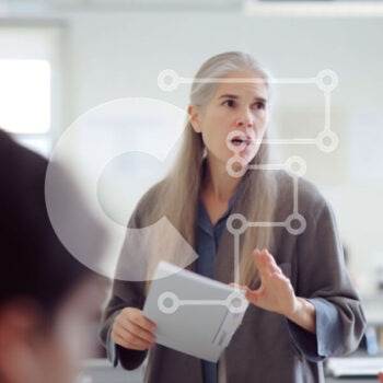 Intra Συλλεκτικό Ξύλινο Παζλ Plywood  4mm - Διδασκαλία σε μια καλά φωτισμένη τάξη: Ηλικιωμένη γυναίκα με μαθητές Σε Ξύλινο Κουτί - Διαστάσεις Puzzle: 10x10 cm – 25 κομμάτια - Image 1