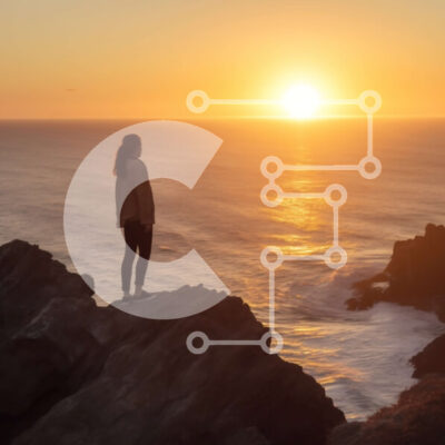 Intra Συλλεκτικό Ξύλινο Παζλ Plywood  4mm - Εκπληκτική εικόνα γυναίκας που στέκεται στον γκρεμό με θέα στον ωκεανό στο ηλιοβασίλεμα Σε Ξύλινο Κουτί - Διαστάσεις: 10x10 cm – 25 κομμάτια - Image 1