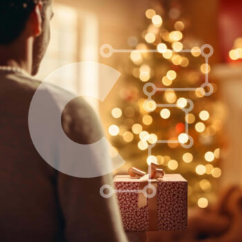 Intra Συλλεκτικό Ξύλινο Παζλ Plywood  4mm - Άνδρας που γιορτάζει την περίοδο των διακοπών με ένα δώρο μπροστά από ένα φωτισμένο τζάκι Σε Ξύλινο Κουτί - Διαστάσεις: 10x10 cm – 25 κομμάτια - Image 1