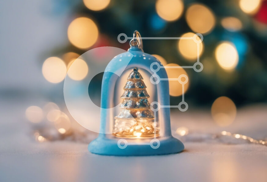 Intra Συλλεκτικό Ξύλινο Παζλ Plywood  4mm - Μπλε χριστουγεννιάτικο στολίδι σε χιονισμένο φόντο Bokeh Σε Ξύλινο Κουτί - Διαστάσεις: 10x10 cm – 25 κομμάτια