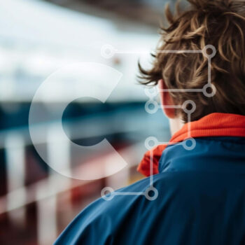 Intra Συλλεκτικό Ξύλινο Παζλ Plywood  4mm - Άτομο στο κατάστρωμα του ωκεανοφόρα πλοίου Σε Ξύλινο Κουτί - Διαστάσεις Puzzle: 10x10 cm – 25 κομμάτια - Image 1