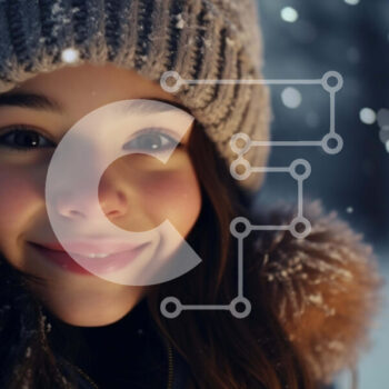 Intra Συλλεκτικό Ξύλινο Παζλ Plywood  4mm - Χαμογελαστό κορίτσι στο χιόνι με πορτοκαλί καπέλο Σε Ξύλινο Κουτί - Διαστάσεις Puzzle: 10x10 cm – 25 κομμάτια - Image 1