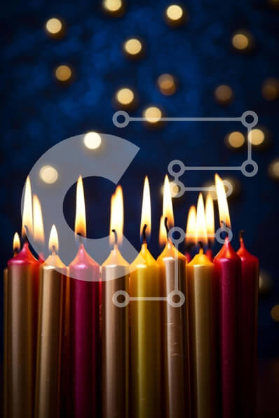 Intra Συλλεκτικό Ξύλινο Παζλ Plywood  4mm - Ομάδα αναμμένων κεριών σε αφηρημένο φόντο με πολύχρωμα φώτα Σε Ξύλινο Κουτί - Διαστάσεις Puzzle: 10x10 cm – 25 κομμάτια