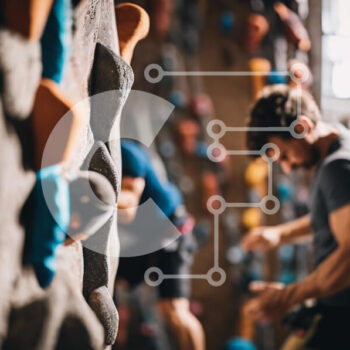 Intra Συλλεκτικό Ξύλινο Παζλ Plywood  4mm - Εσωτερική αναρρίχηση βράχου στο γυμναστήριο με ομάδα ανθρώπων Σε Ξύλινο Κουτί - Διαστάσεις Puzzle: 10x10 cm – 25 κομμάτια - Image 1