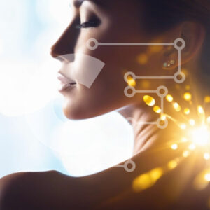 Intra Συλλεκτικό Ξύλινο Παζλ Plywood  4mm - Γυναίκα με γερμένο κεφάλι και έντονο φως στο φόντο Σε Ξύλινο Κουτί - Διαστάσεις Puzzle: 10x10 cm – 25 κομμάτια