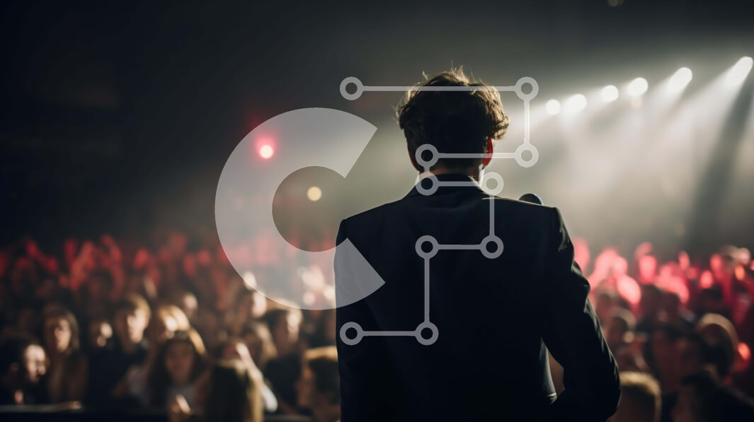 Intra Συλλεκτικό Ξύλινο Παζλ Plywood  4mm - Άτομο που μιλά σε ένα κοινό σε μια εκδήλωση Σε Ξύλινο Κουτί - Διαστάσεις Puzzle: 10x10 cm – 25 κομμάτια