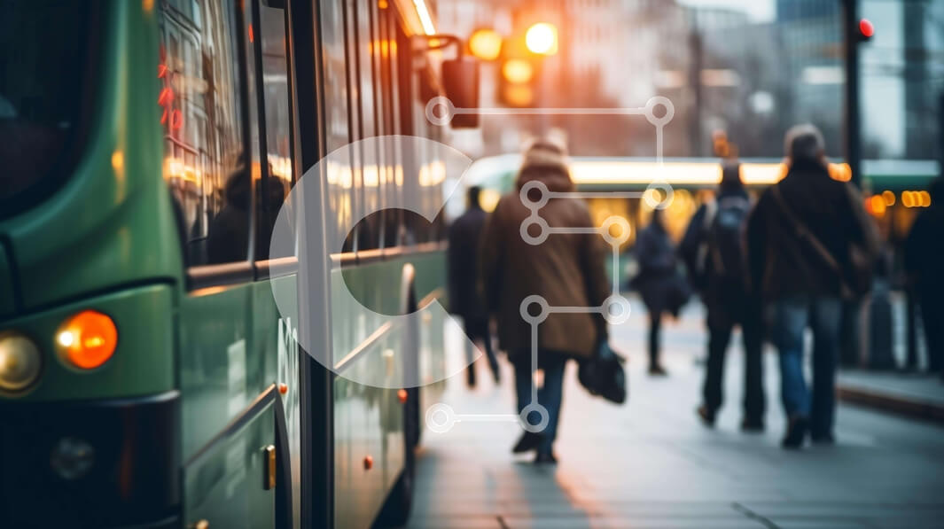 Intra Συλλεκτικό Ξύλινο Παζλ Plywood  4mm - Ομάδα ανθρώπων που περπατούν στο δρόμο με το πράσινο λεωφορείο να πλησιάζει Σε Ξύλινο Κουτί - Διαστάσεις Puzzle: 10x10 cm – 25 κομμάτια