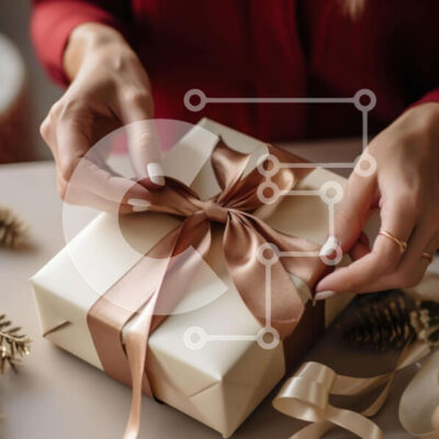 Intra Συλλεκτικό Ξύλινο Παζλ Plywood  4mm - Γυναικείο δώρο περιτυλίγματος με κορδέλες και κουκουνάρια Σε Ξύλινο Κουτί - Διαστάσεις: 10x10 cm – 25 κομμάτια - Image 1