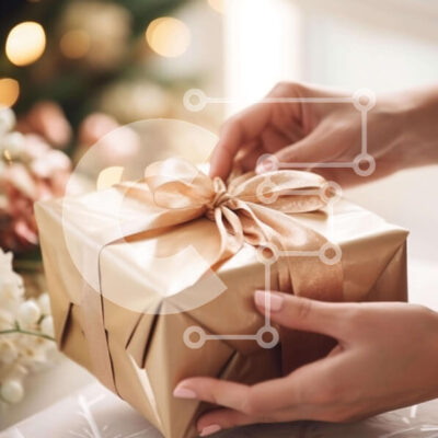 Intra Συλλεκτικό Ξύλινο Παζλ Plywood  4mm - Γυναίκα που τυλίγει ένα χρυσό κουτί δώρου με λουλούδια και διακοσμητικά Σε Ξύλινο Κουτί - Διαστάσεις: 10x10 cm – 25 κομμάτια - Image 1