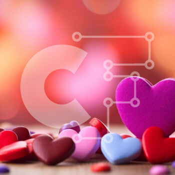 Intra Συλλεκτικό Ξύλινο Παζλ Plywood  4mm - Πολύχρωμα αντικείμενα σε σχήμα καρδιάς σε ένα ξύλινο τραπέζι Σε Ξύλινο Κουτί - Διαστάσεις Puzzle: 10x10 cm – 25 κομμάτια - Image 1