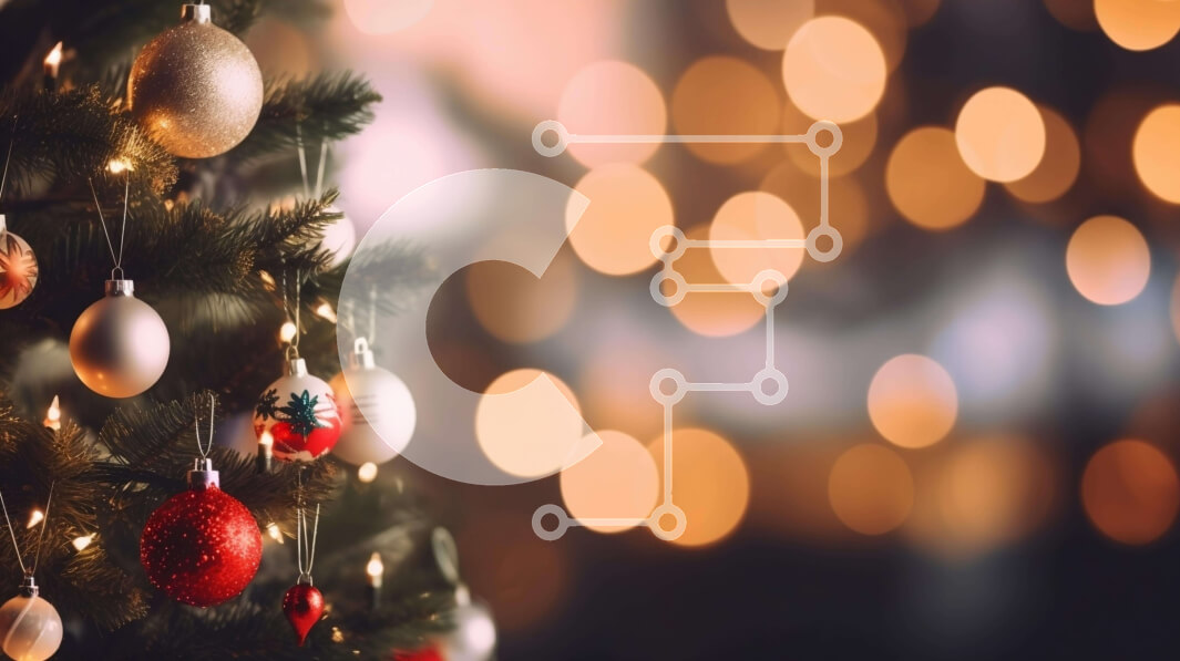 Intra Συλλεκτικό Ξύλινο Παζλ Plywood  4mm - Εορταστικό χριστουγεννιάτικο δέντρο στολισμένο με στολίδια και φώτα Bokeh Σε Ξύλινο Κουτί - Διαστάσεις: 10x10 cm – 25 κομμάτια