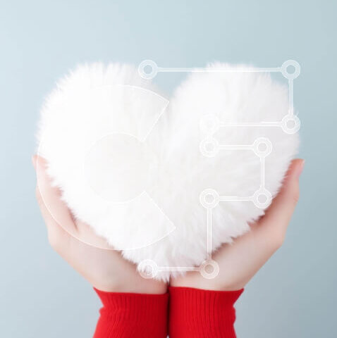 Intra Συλλεκτικό Ξύλινο Παζλ Plywood 4mm - Χέρια που κρατούν λευκό χνουδωτό μαξιλάρι σε σχήμα καρδιάς Σε Ξύλινο Κουτί - Διαστάσεις Puzzle: 10x10 cm – 25 κομμάτια - Image 1