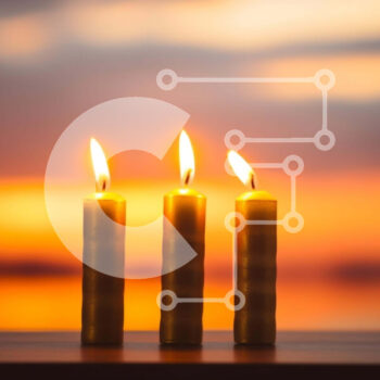 Intra Συλλεκτικό Ξύλινο Παζλ Plywood  4mm - Τρία αναμμένα κεριά σε ένα τραπέζι μπροστά από ένα ηλιοβασίλεμα Σε Ξύλινο Κουτί - Διαστάσεις Puzzle: 10x10 cm – 25 κομμάτια - Image 1