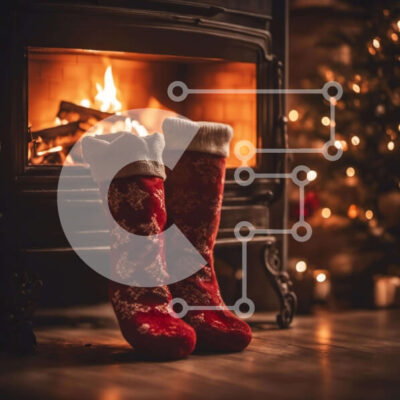 Intra Συλλεκτικό Ξύλινο Παζλ Plywood 4mm - Cozy Χριστουγεννιάτικα Διακοσμητικά - Κάλτσες δίπλα στο Τζάκι Σε Ξύλινο Κουτί - Διαστάσεις: 10x10 cm – 25 κομμάτια - Image 1