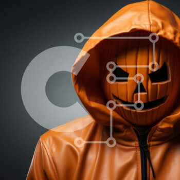 Intra Συλλεκτικό Ξύλινο Παζλ Plywood  4mm - Άτομο με πορτοκαλί αδιάβροχο Jack-o'-lantern που στέκεται σε σκοτεινό φόντο Σε Ξύλινο Κουτί - Διαστάσεις Puzzle: 10x10 cm – 25 κομμάτια - Image 1