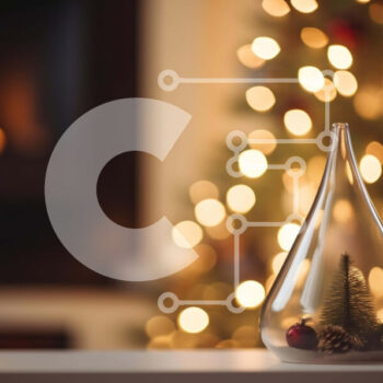 Intra Συλλεκτικό Ξύλινο Παζλ Plywood  4mm - Γιορτινό τζάκι με κουκουνάρια και χριστουγεννιάτικο δέντρο Σε Ξύλινο Κουτί - Διαστάσεις Puzzle: 10x10 cm – 25 κομμάτια - Image 1