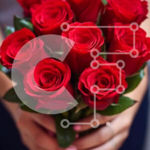 Intra Συλλεκτικό Ξύλινο Παζλ Plywood  4mm - Γυναίκα που κρατά πολύχρωμο μπουκέτο με τριαντάφυλλα Σε Ξύλινο Κουτί - Διαστάσεις Puzzle: 10x10 cm – 25 κομμάτια