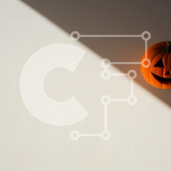 Intra Συλλεκτικό Ξύλινο Παζλ Plywood  4mm - Διακόσμηση κολοκύθας αποκριών σε λευκό τοίχο Σε Ξύλινο Κουτί - Διαστάσεις Puzzle: 10x10 cm – 25 κομμάτια - Image 1