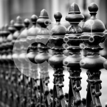 Intra Συλλεκτικό Ξύλινο Παζλ Plywood  4mm - Όμορφη ασπρόμαυρη εικόνα ενός φράχτη από σφυρήλατο σίδερο με περίτεχνες διακοσμήσεις Σε Ξύλινο Κουτί - Διαστάσεις Puzzle: 10x10 cm – 25 κομμάτια - Image 1