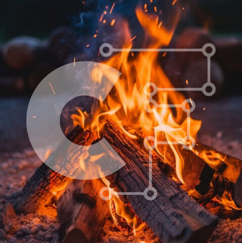 Intra Συλλεκτικό Ξύλινο Παζλ Plywood 4mm - Φωτιά με αναμμένα κούτσουρα σε φόντο σκοτεινού ουρανού Σε Ξύλινο Κουτί - Διαστάσεις Puzzle: 10x10 cm – 25 κομμάτια - Image 1