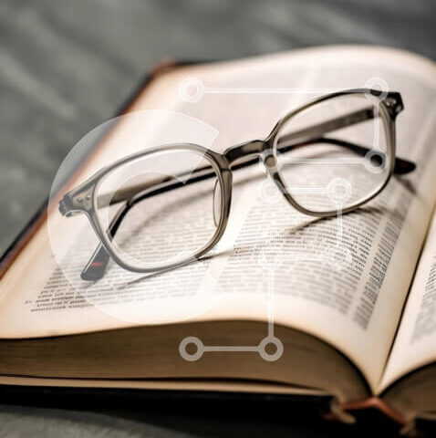 Intra Συλλεκτικό Ξύλινο Παζλ Plywood  4mm - Φωτογραφία ενός ανοιχτού βιβλίου με γυαλιά στην κορυφή Σε Ξύλινο Κουτί - Διαστάσεις Puzzle: 10x10 cm – 25 κομμάτια - Image 1