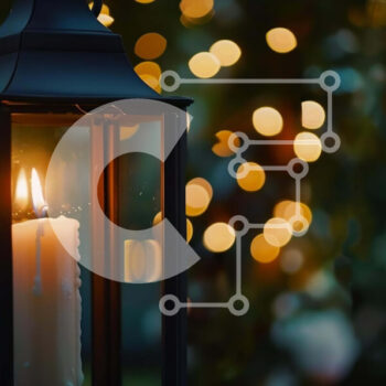 Intra Συλλεκτικό Ξύλινο Παζλ Plywood  4mm - Αναμμένο κερί σε παλιομοδίτικο φανάρι με πολύχρωμα φώτα φόντου και κλαδιά δέντρων Σε Ξύλινο Κουτί - Διαστάσεις: 10x10 cm – 25 κομμάτια - Image 1