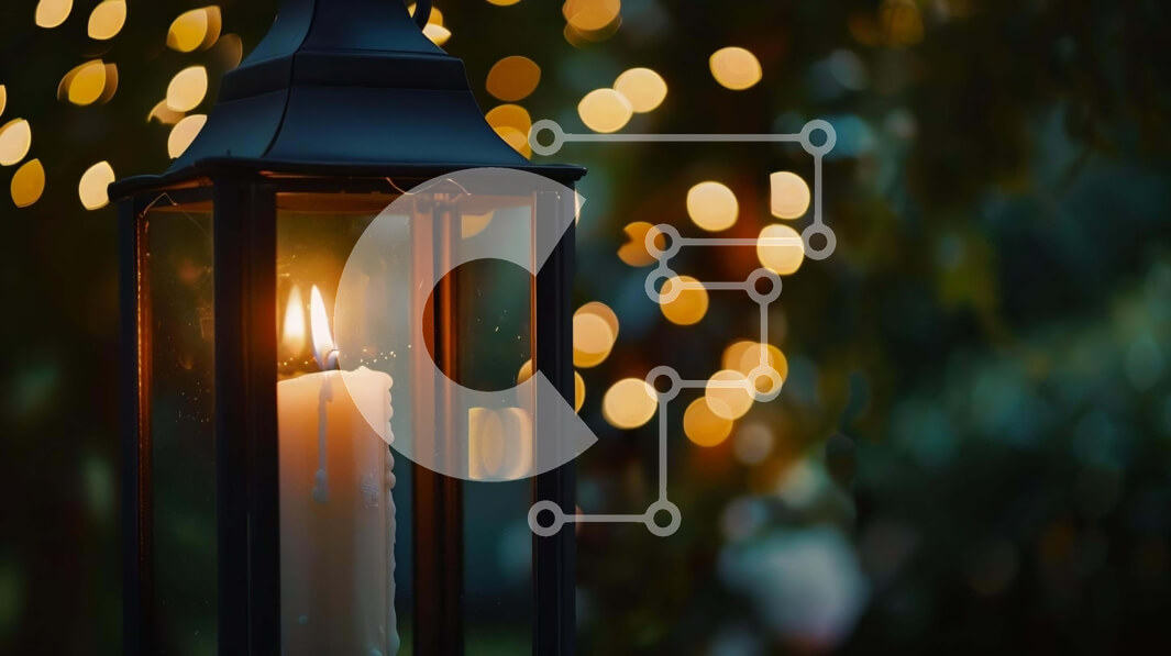 Intra Συλλεκτικό Ξύλινο Παζλ Plywood  4mm - Αναμμένο κερί σε παλιομοδίτικο φανάρι με πολύχρωμα φώτα φόντου και κλαδιά δέντρων Σε Ξύλινο Κουτί - Διαστάσεις: 10x10 cm – 25 κομμάτια