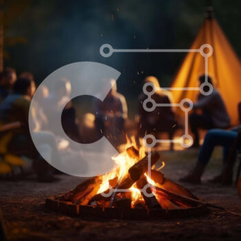 Intra Συλλεκτικό Ξύλινο Παζλ Plywood  4mm - Ομάδα ανθρώπων γύρω από μια φωτιά μπροστά από σκηνές και καρέκλες Σε Ξύλινο Κουτί - Διαστάσεις Puzzle: 10x10 cm – 25 κομμάτια - Image 1