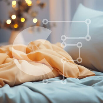 Intra Συλλεκτικό Ξύλινο Παζλ Plywood  4mm - Κρεβάτι με Κίτρινο και Πορτοκαλί ριγέ κουβέρτα και floral μαξιλάρι Σε Ξύλινο Κουτί - Διαστάσεις Puzzle: 10x10 cm – 25 κομμάτια - Image 1