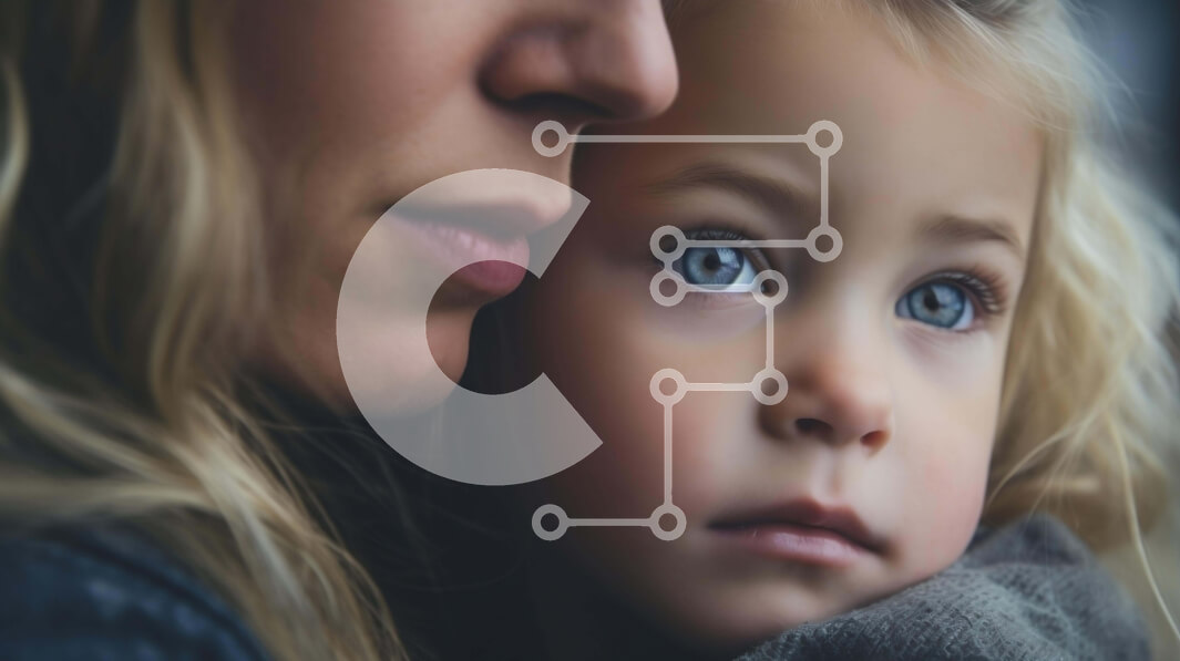 Intra Συλλεκτικό Ξύλινο Παζλ Plywood  4mm - Μητέρα και παιδί αγκαλιάζονται σε κοντινή απόσταση Σε Ξύλινο Κουτί - Διαστάσεις Puzzle: 10x10 cm – 25 κομμάτια